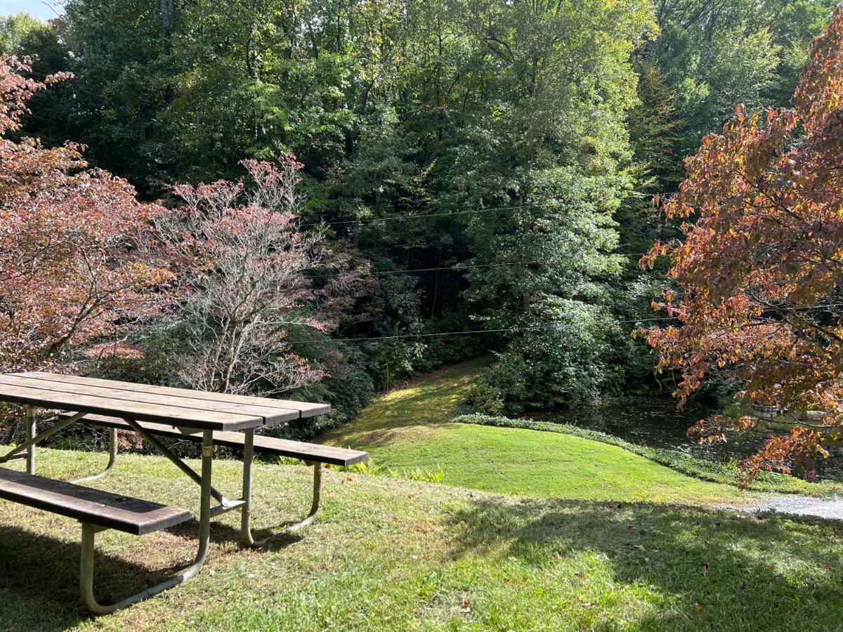 Outland Chalet & Suites Great Smoky Mountains Whittier Exterior foto